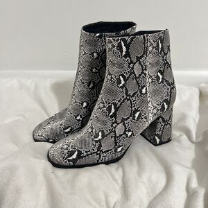 Madden Girl Minglee Ankle Boots Size 9.5 Black White Snake Skin  Zip Up Block